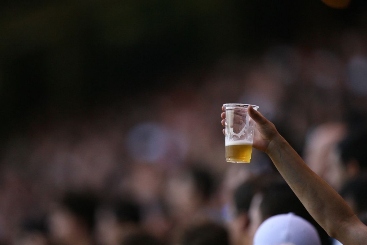 A proibição da venda e consumo de bebidas alcoólicas dentro dos estádios de futebol
