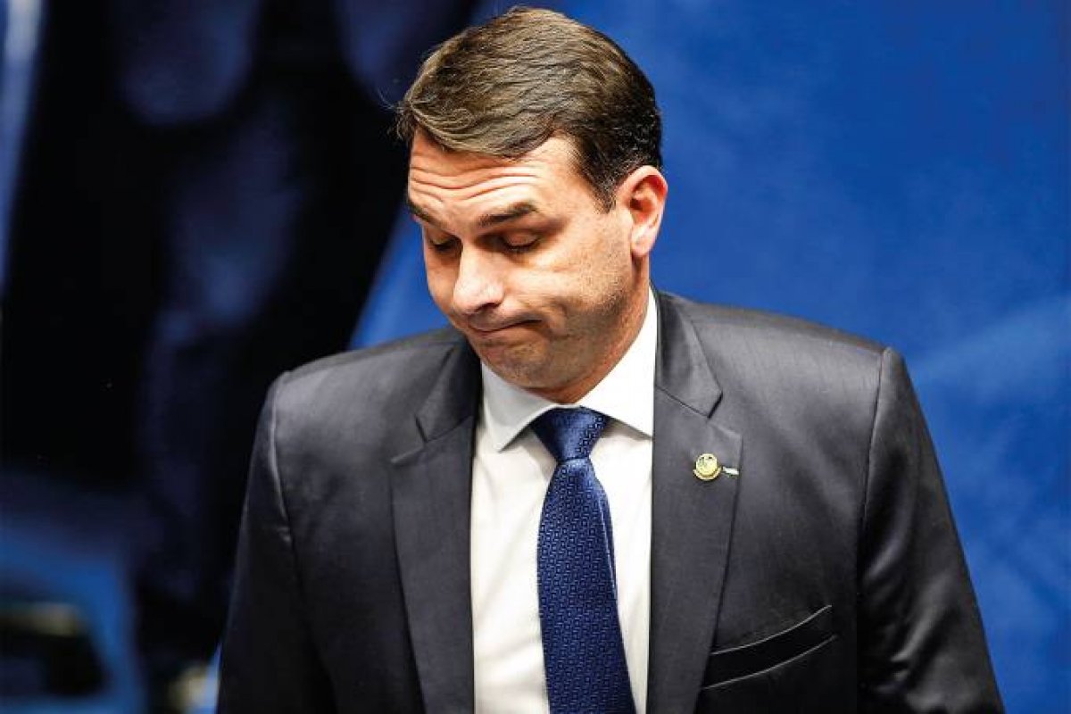 Denúncia do MP-RJ contra Flávio Bolsonaro cita “predileção” por dinheiro em espécie em "rachadinhas"