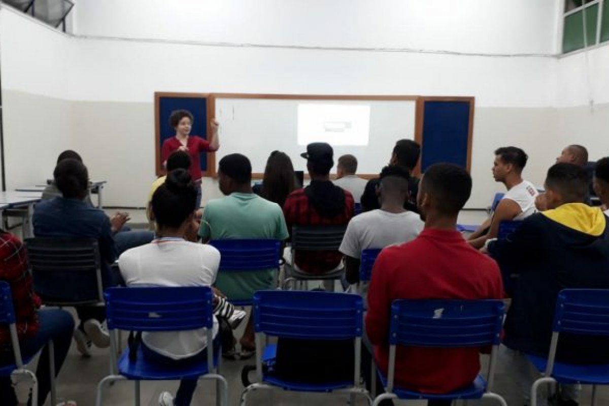 Governo da Bahia anuncia pagamento de parcela de salário dos professores