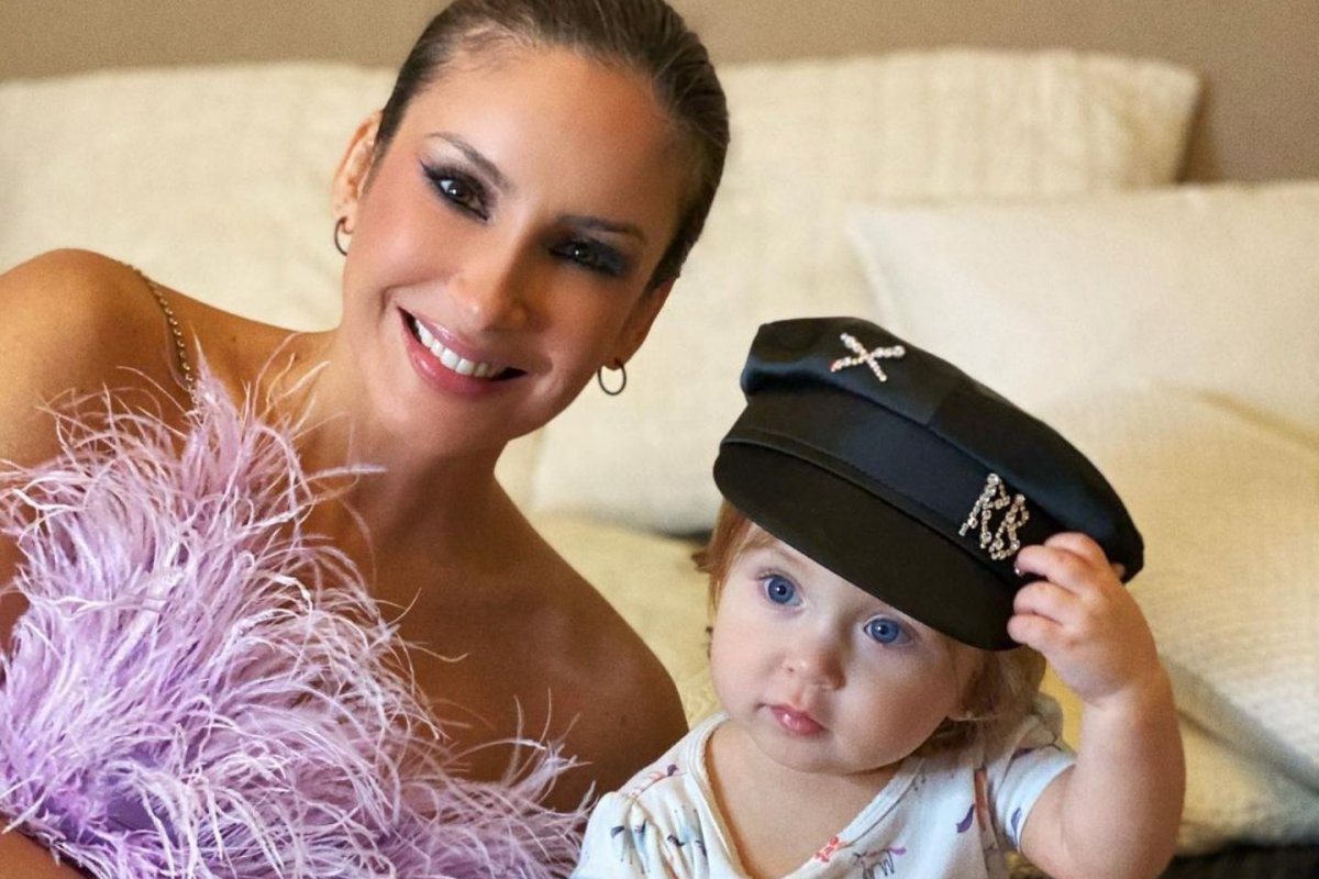 Claudia Leitte aparece com a filha Bela em clique e fãs vão a loucura: ''Parece de porcelana''