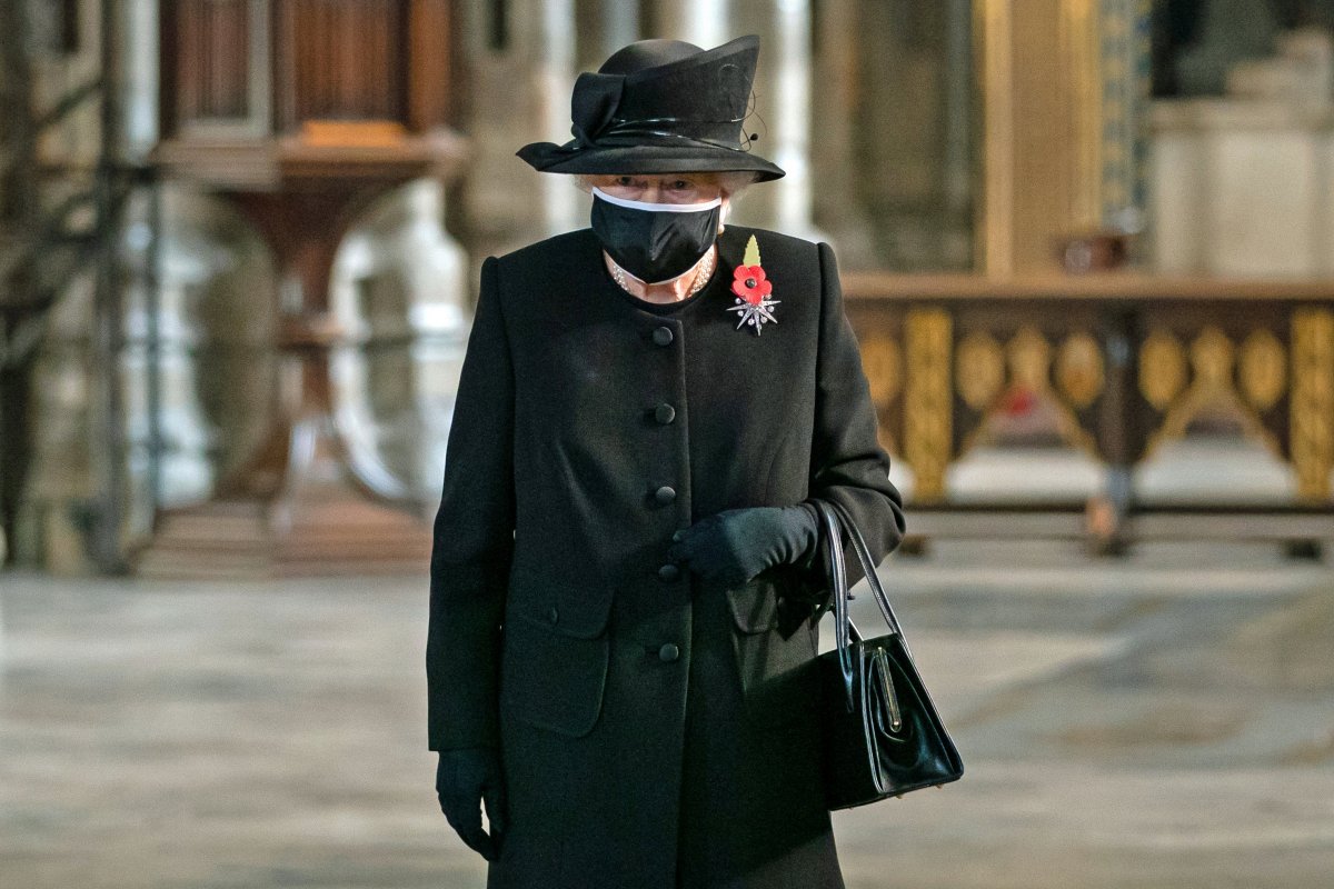 Com um look black, Rainha Elizabeth II faz primeira aparição pública usando máscara