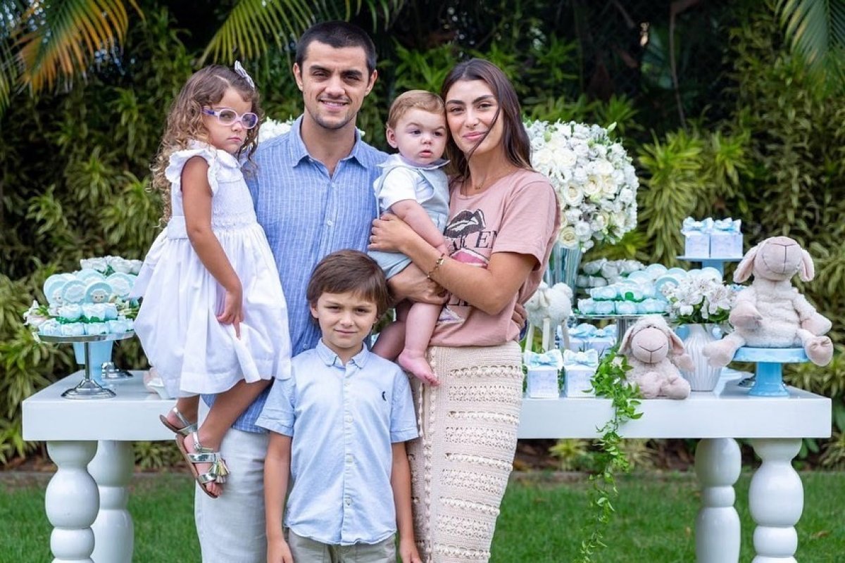 Felipe Simas batiza o filho caçula, Vicente no Rio de Janeiro