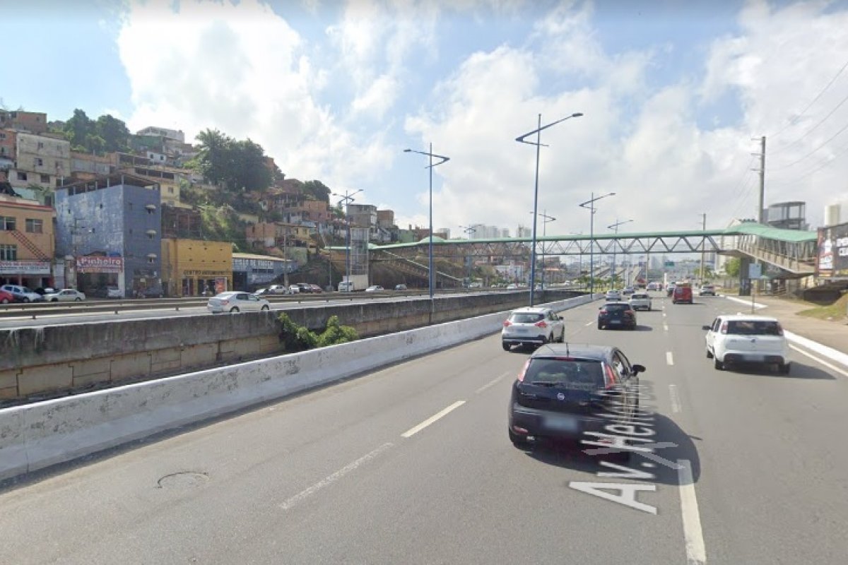 Duas pessoas ficam feridas em acidente entre carro em moto na Heitor Dias, em Salvador