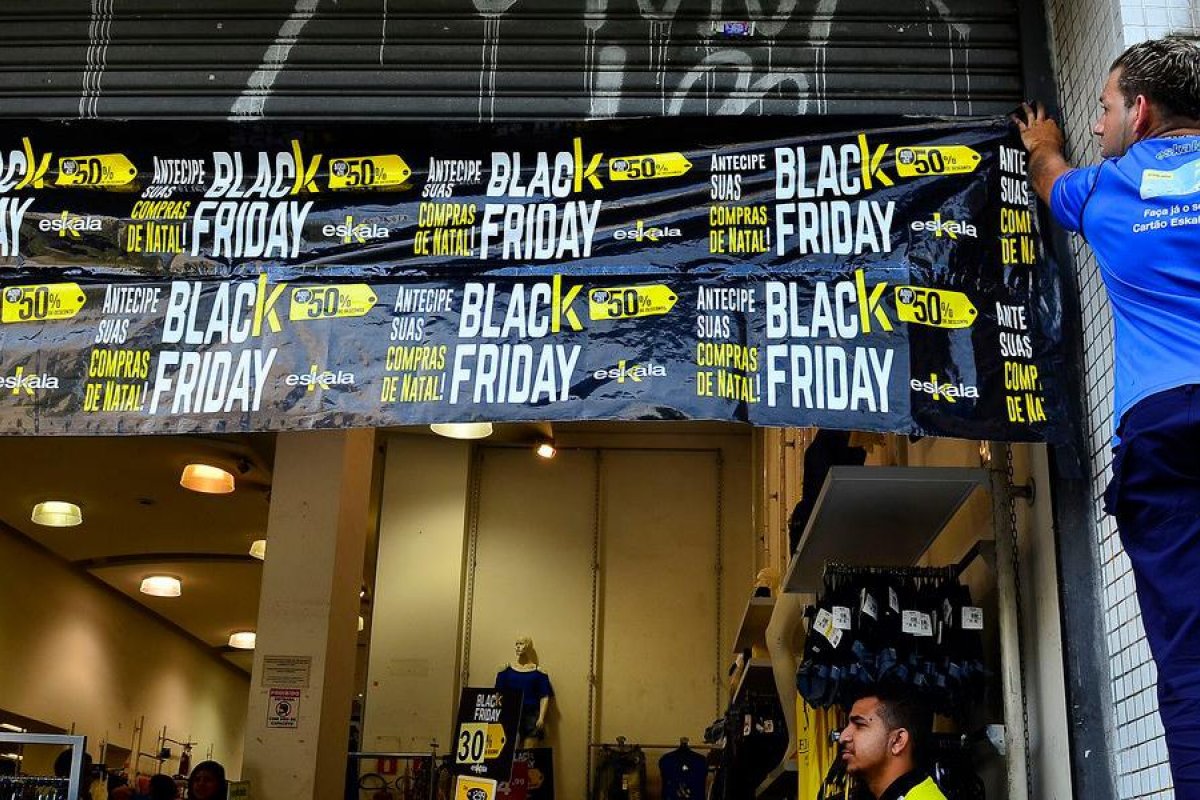 Defensoria do AM notifica comerciantes sobre racismo no termo Black Friday