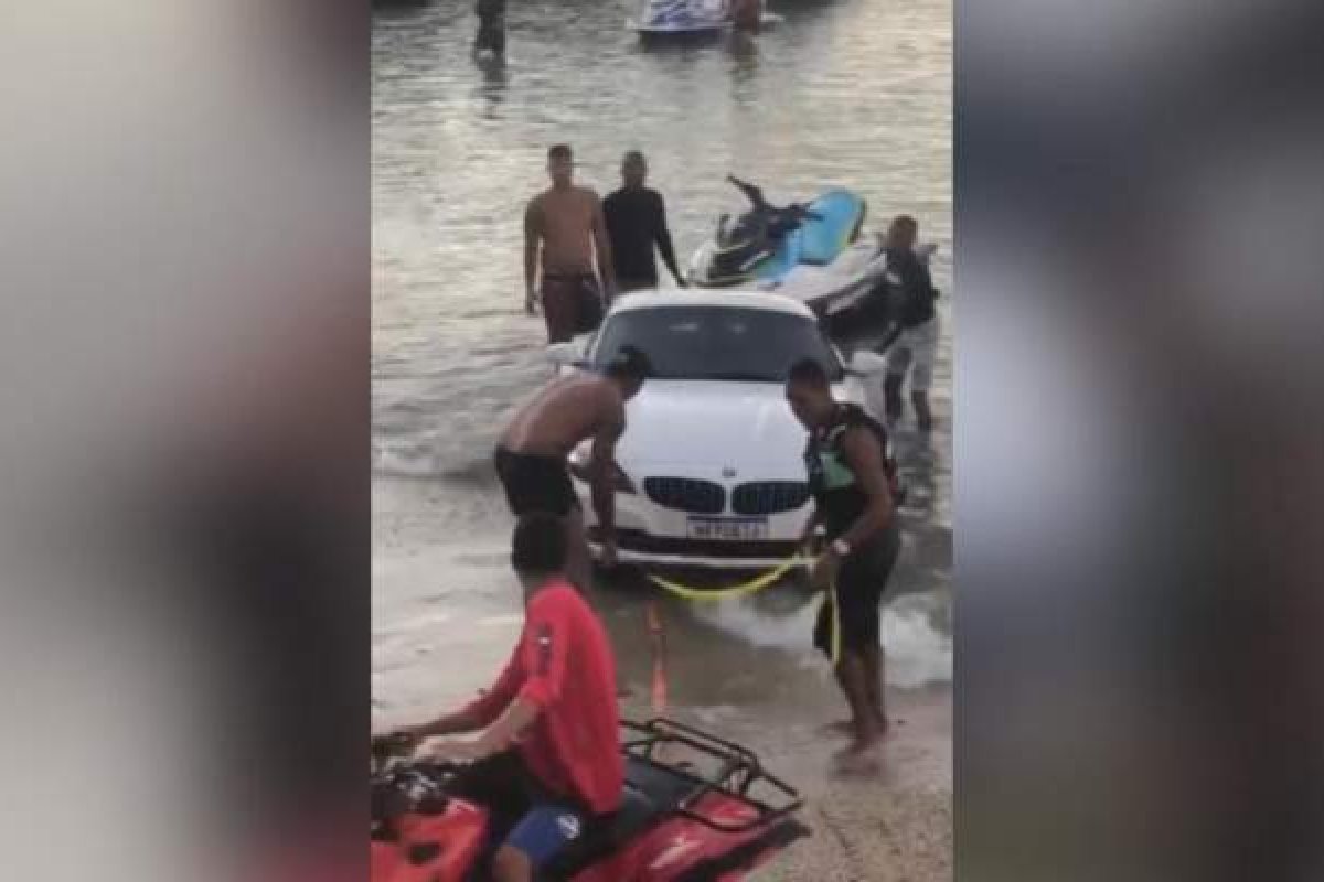 Vídeos: Carro de luxo atola em praia de Salvador