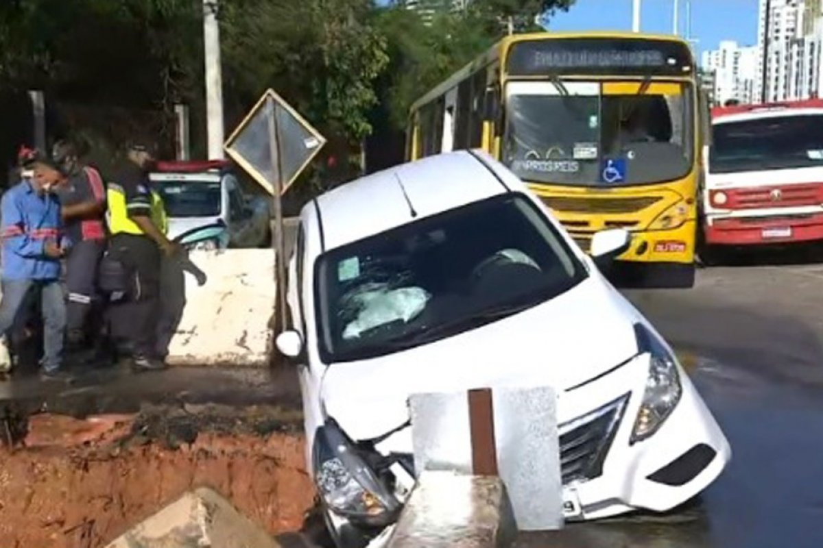 Carro cai em buraco e atinga tubulação na Avenida ACM, em Salvador na manhã desta segunda (9)