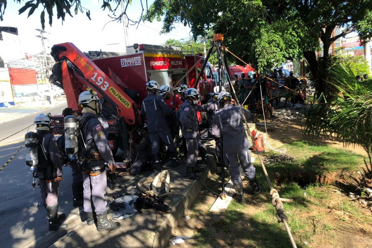 Cavalo cai em galeria de esgoto em Salvador e é resgatado por bombeiros