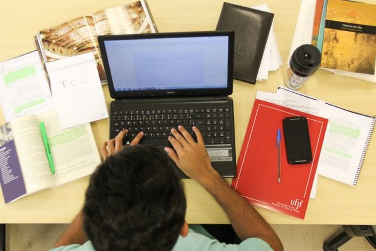 Percentual de alunos desmotivados em estudar na pandemia chega a 54%, aponta estudo