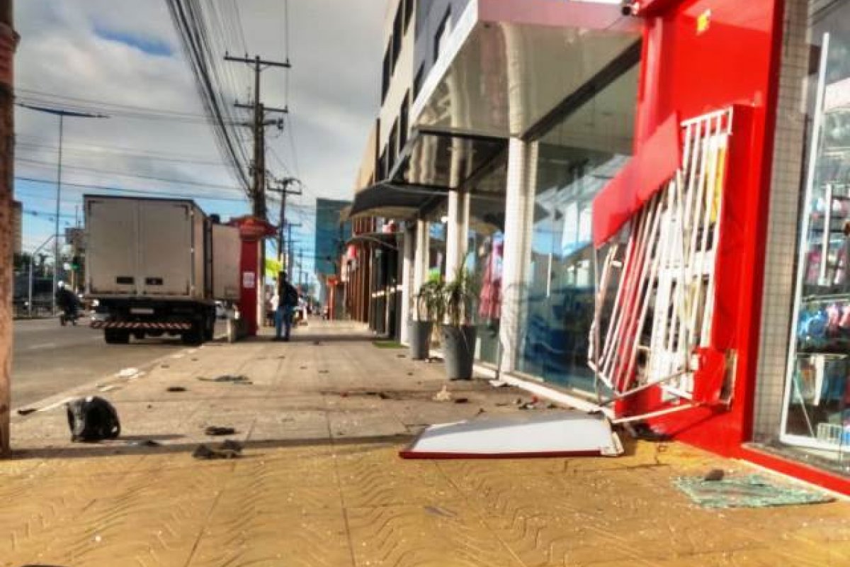 Homem morre em acidente entre veículo de aplicativo e moto em Feira de Santana