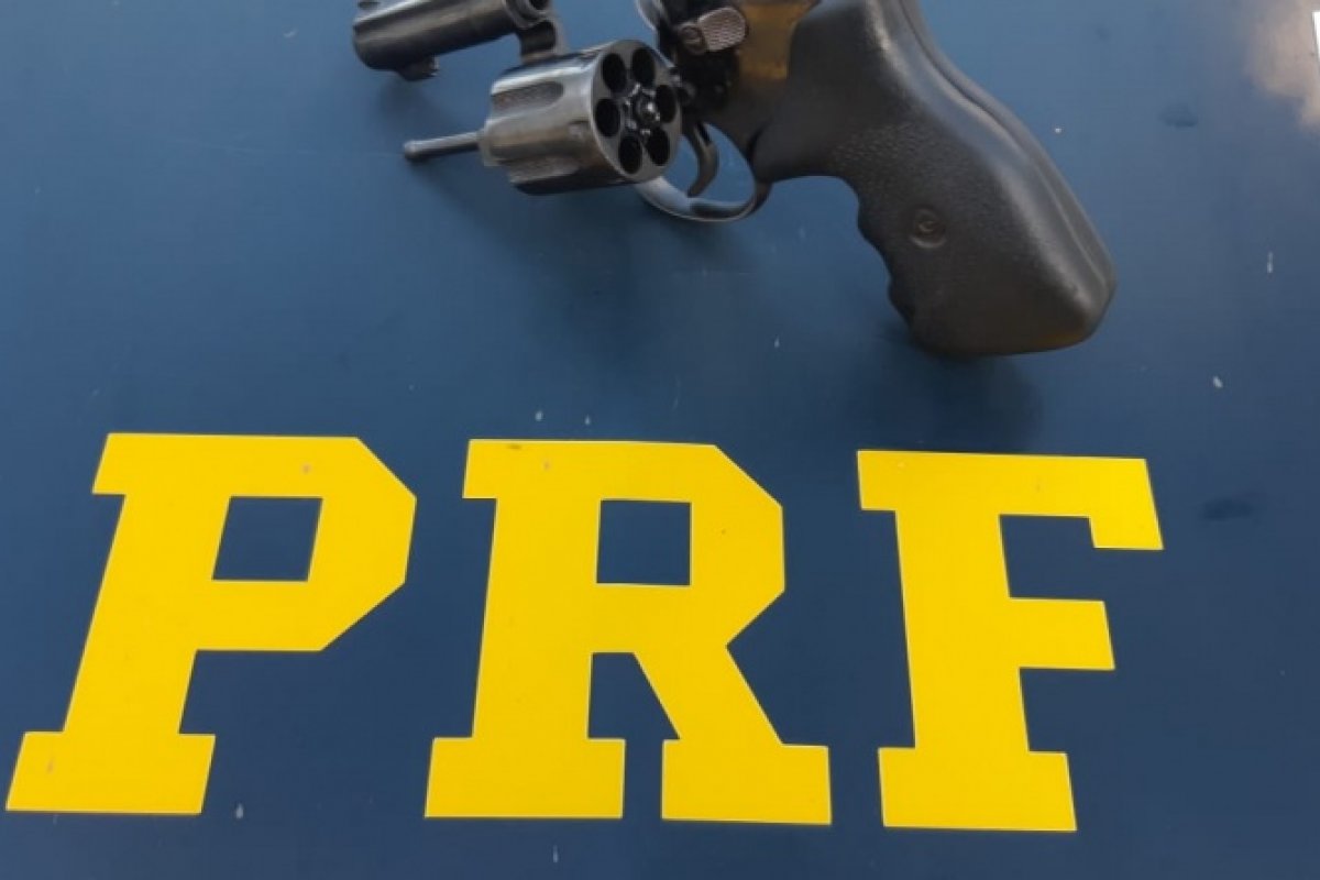 Homem é preso após jogar revólver por porta de caminhão na BR 116