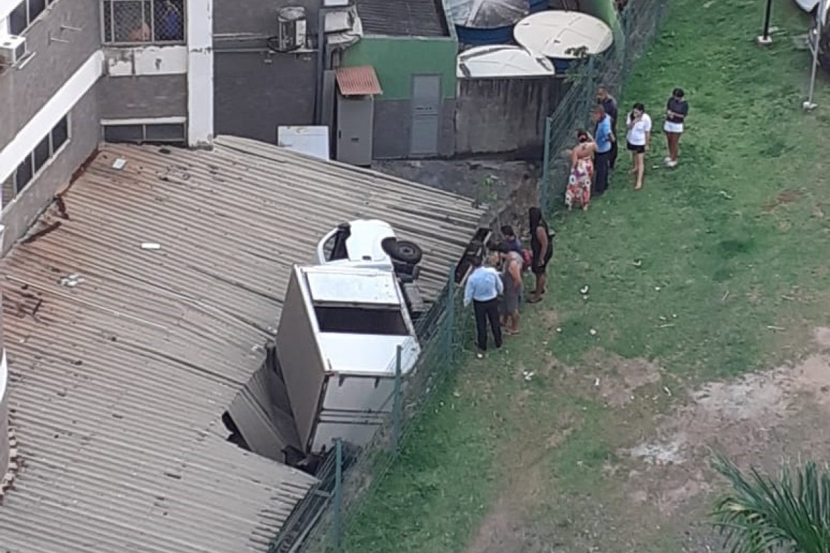 Carro cai sobre teto de universidade em Salvador