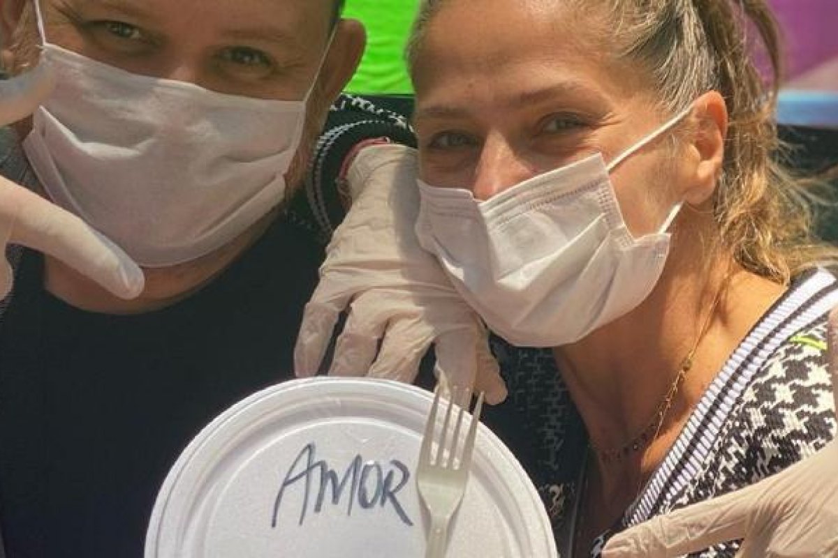 Mais uma vez, Adriane Galisteu distribui marmitas pelas ruas de São Paulo: ''Do jeito que a gente ama''