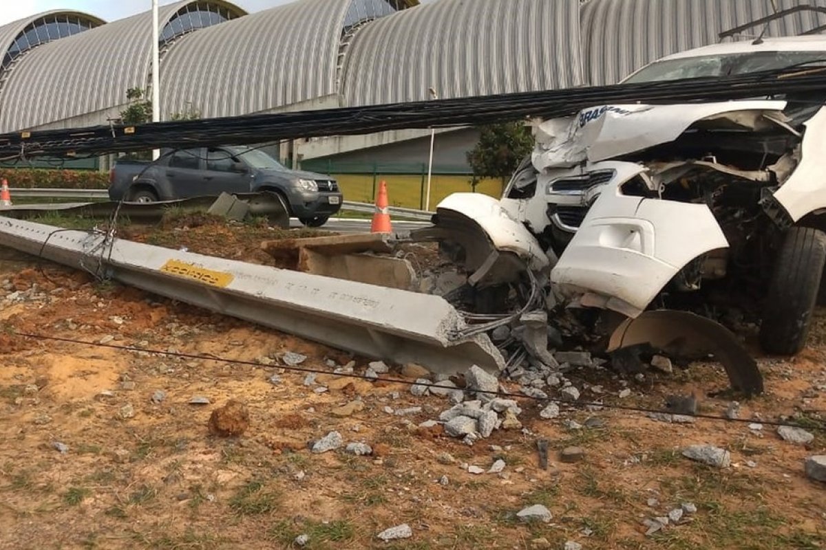 Carro derruba poste após batida na Av. Paralela, em Salvador
