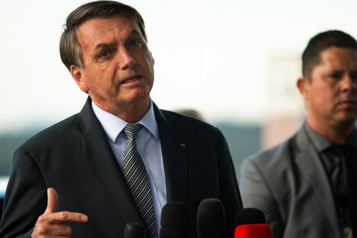 Bolsonaro afirma que Ministério da Ciência encontrou medicamento que reduz carga viral da Covid-19