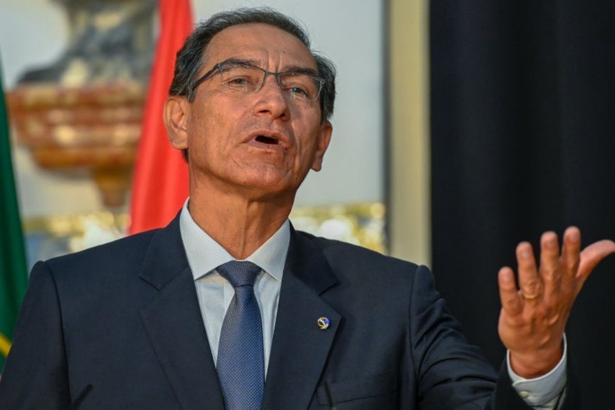 Martín Vizcarra deixa governo do Peru após Congresso aprovar impeachment
