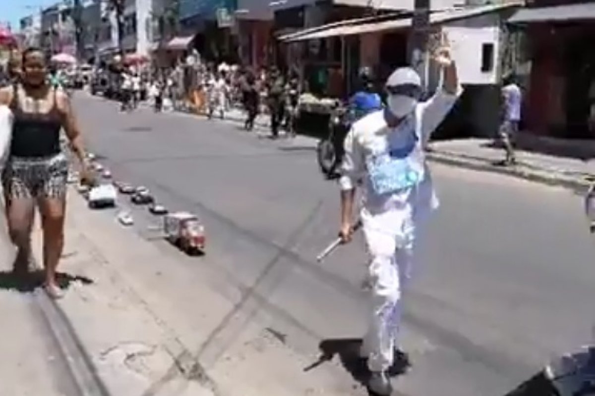 Vídeo: Candidato realiza carreata com carrinhos de brinquedo, em Salvador