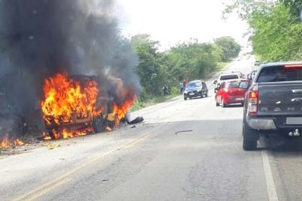 Suspeitos roubam carro-forte e deixa um ferido na BR-324, em Jacobina