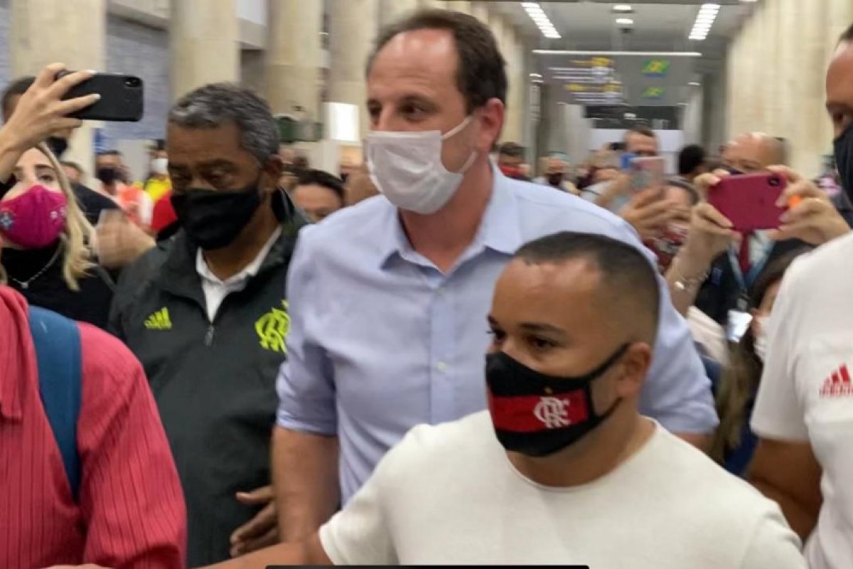 Rogério Ceni chega ao Rio de Janeiro para assinar com o Flamengo até 2021