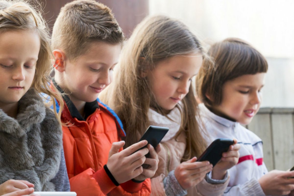 Meu filho não sai do celular, o que fazer? Especialista responde