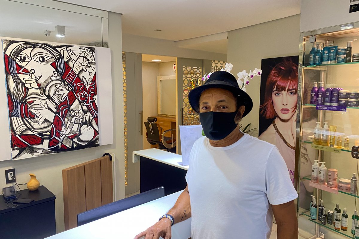 Menelaw Sete faz intervenção artística no Jacques Janine