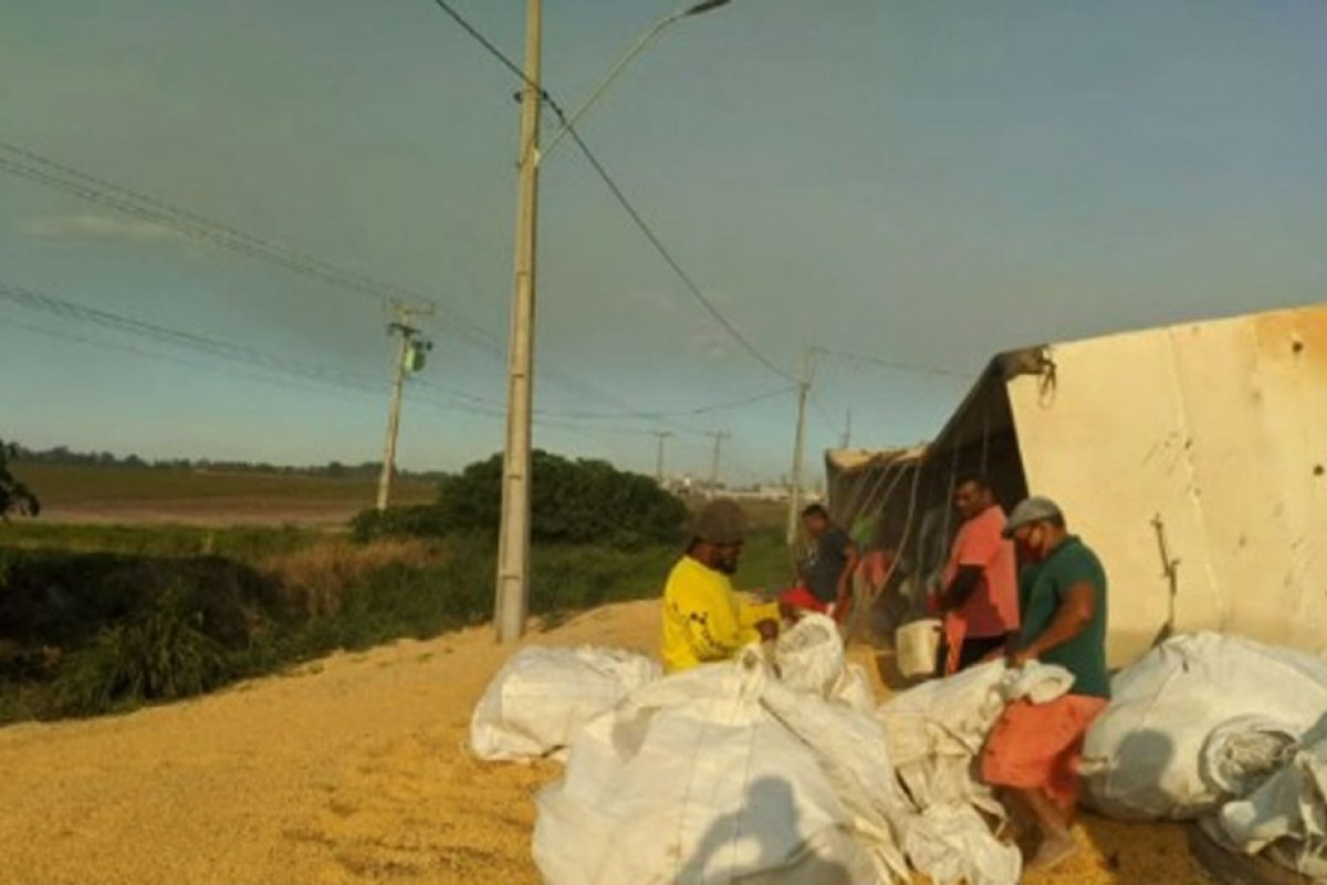 Caminhão carregado com 35 toneladas de milho tomba no oeste da Bahia