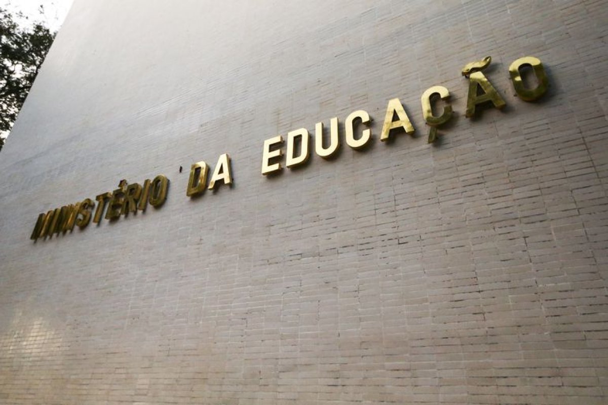MEC gasta só 6% de recursos livres para educação básica