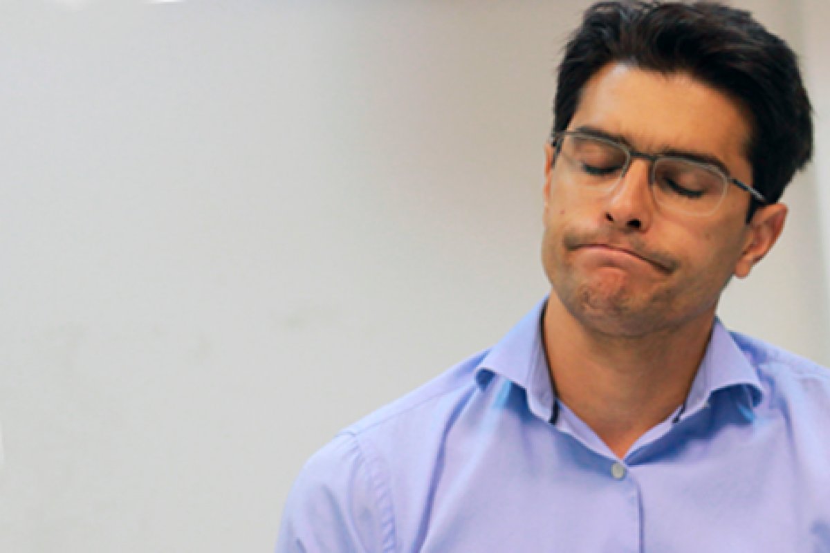 Candidato desobedece TRE promovendo bandeiraços em Salvador