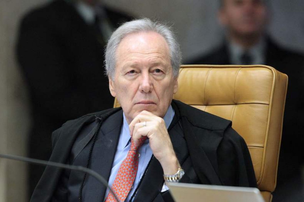 Lewandowski pede que PGR opine sobre investigação de ajuda do governo a Flávio Bolsonaro