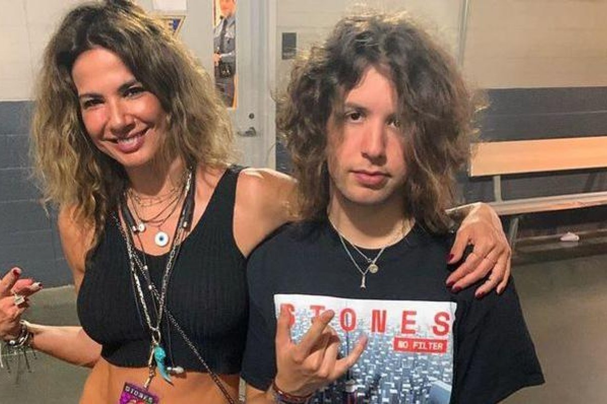 Luciana Gimenez curte show do ex, Mick Jagger, com o filho