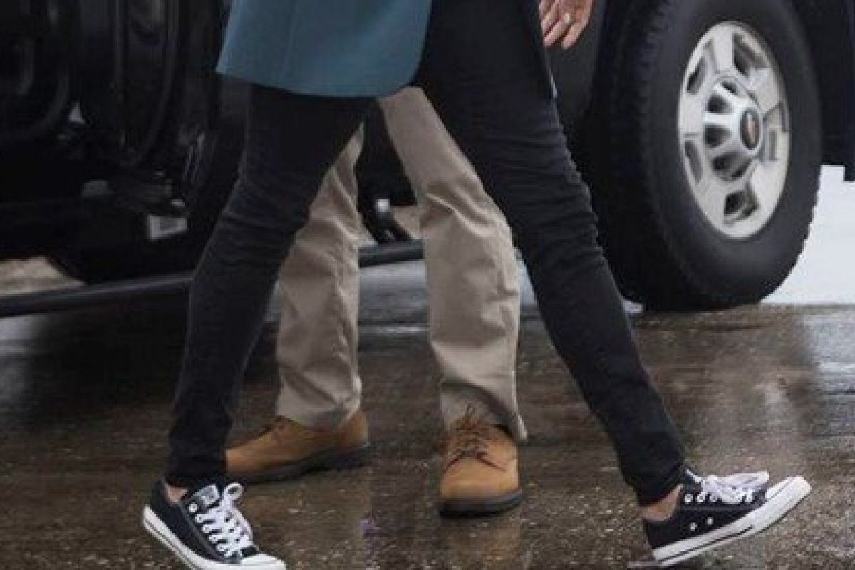 O uso de tênis por Kamala Harris durante a campanha presidencial e o que isso comunica