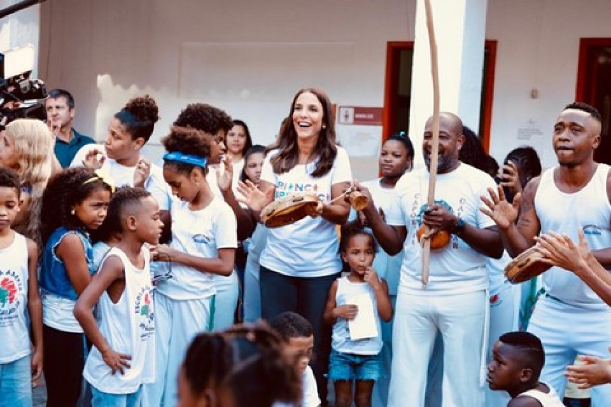 Ivete Sangalo agita o bairro do Calabar ao visitar instituição que receberá apoio do ‘Criança Esperança’