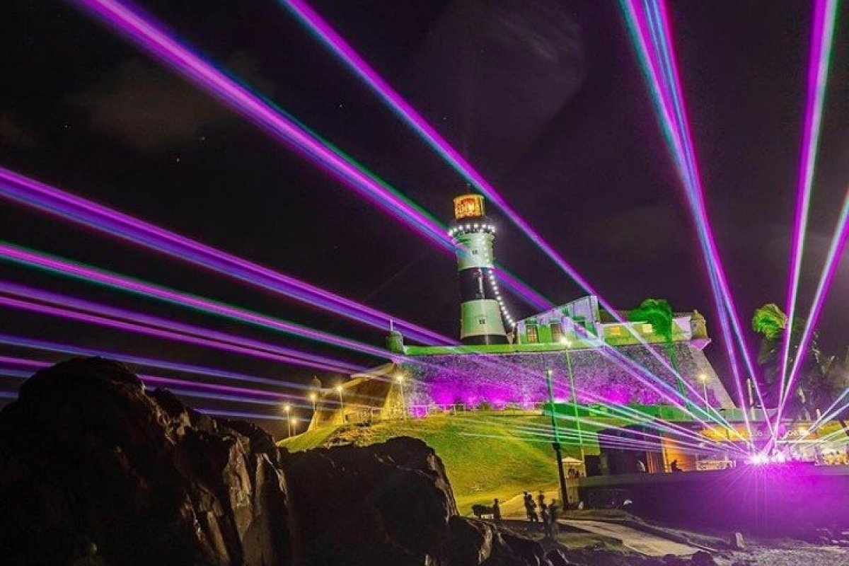 Alok ilumina céu de Salvador com show de lasers no Farol da Barra