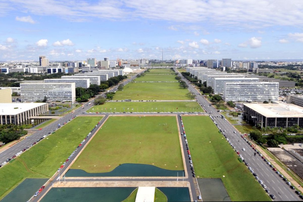 Governo traça plano de ampliação do acesso a internet no Brasil