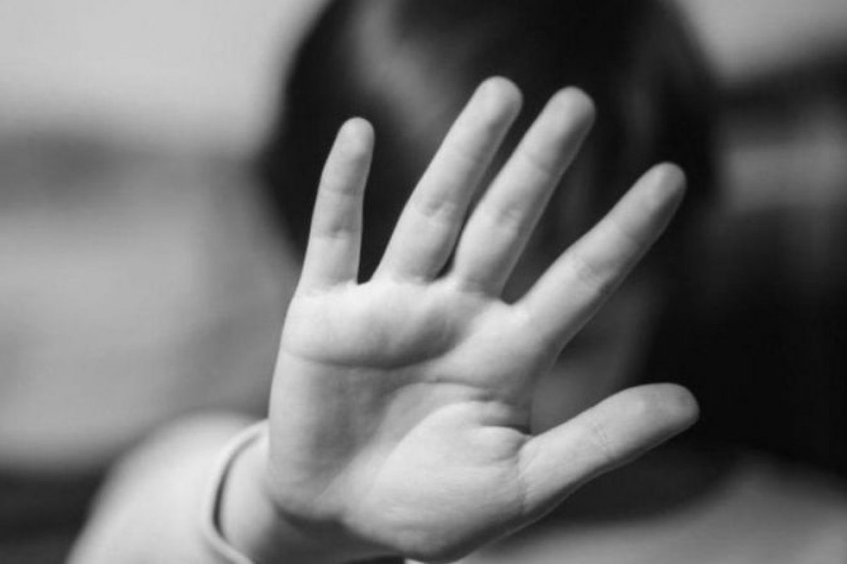 Suspeito de estuprar criança de dez anos se apresenta à polícia e alega ter “fascínio por pedofilia”