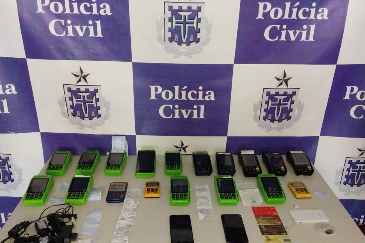 Mais de dez maquinas de cartão são apreendidas com adolescente envolvido com golpes