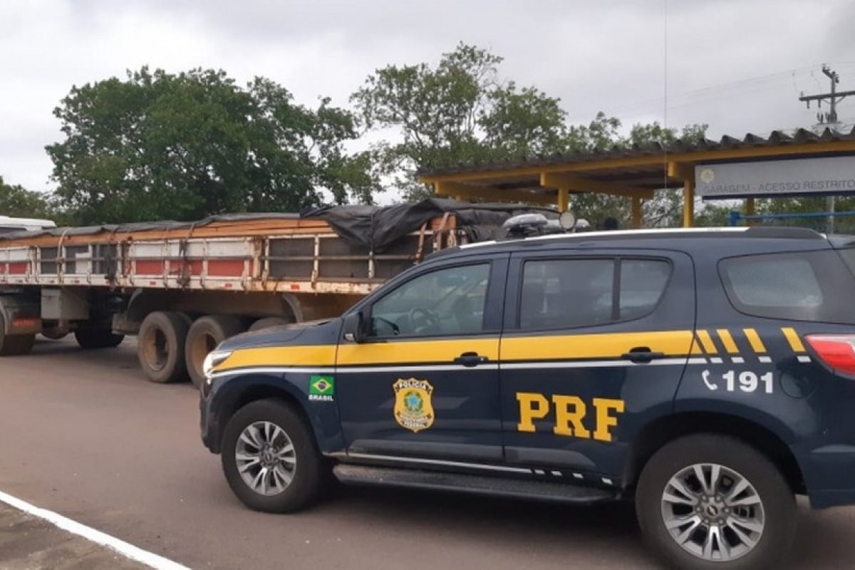 Motorista de carreta é detido após ser flagrado transportando carga ilegal de madeira
