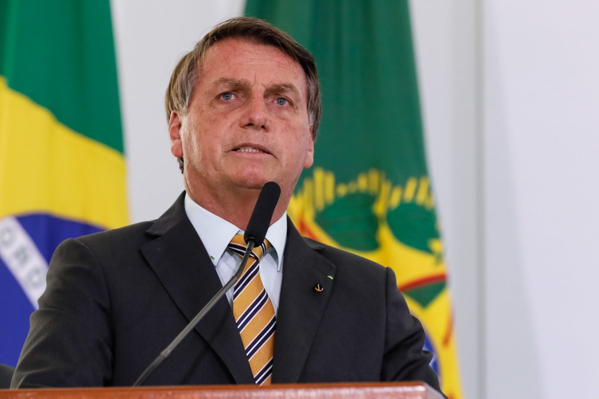 Bolsonaro: "Existe coisa esquisita aparecendo"  em relação ao desenvolvimento da vacina contra a Covid-19