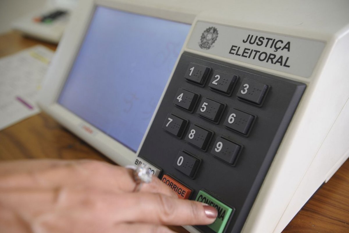 "Nenhum tipo de preocupação", diz ministro do TSE sobre hacker nas urnas 