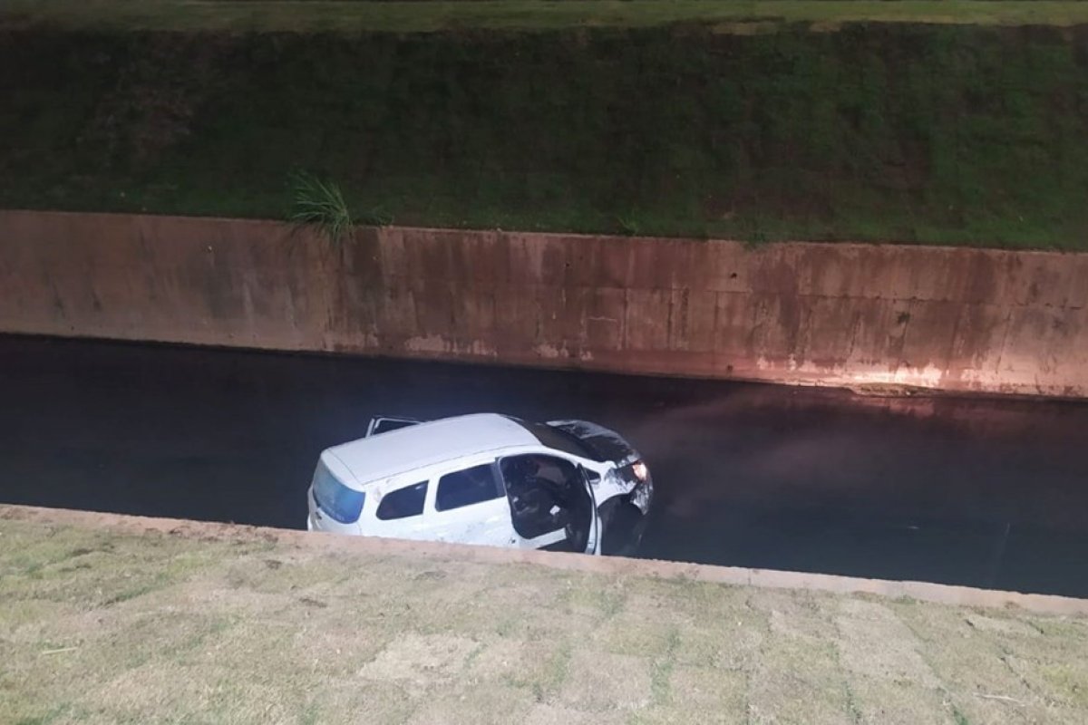 Veículo cai em córrego na região da Avenida Juracy Magalhães, em Salvador