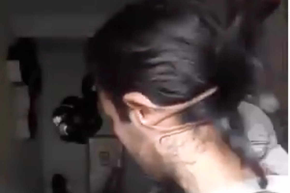 Vídeo: Homem alarga a orelha para prender cabelo