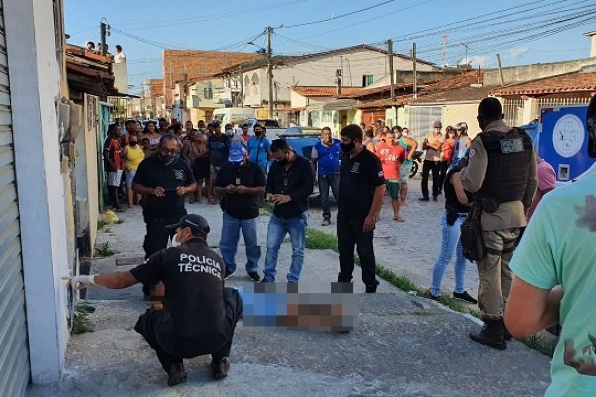 Homens são mortos a tiros em frente a um bar em Feira de Santana