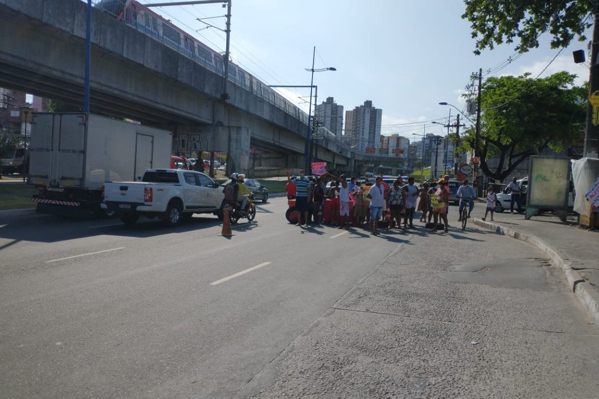 Trânsito na Avenida Bonocô, em Salvador, fica lento por causa de manifestação