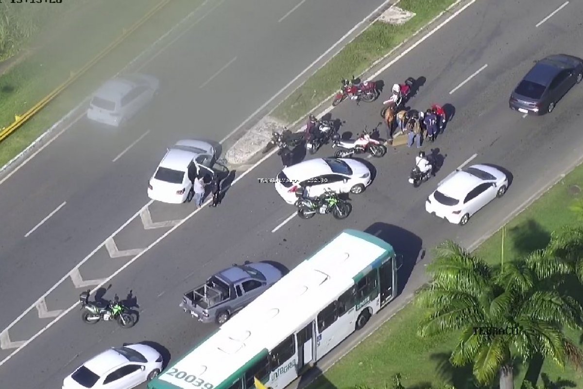 Acidente deixa motociclista ferido na Avenida Tancredo Neves, em Salvador