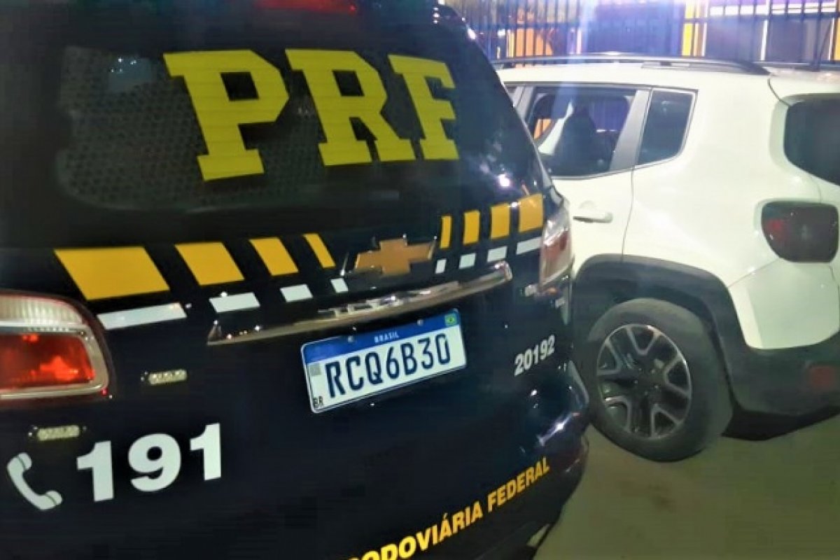 PRF flagra casal circulando com veículo irregular no oeste da Bahia