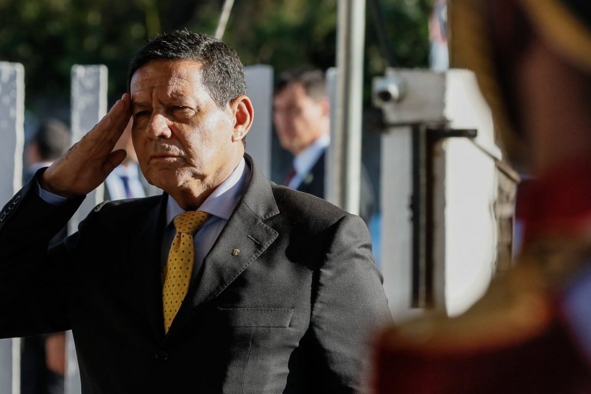 "Não admitimos política nos quartéis", diz Hamilton Mourão