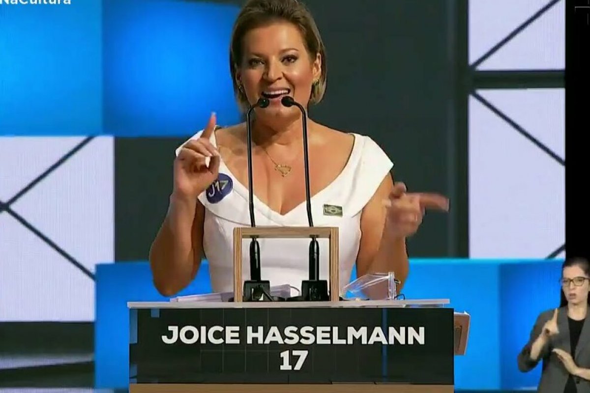 Vídeo: Joice Hasselmann canta música para Bruno Covas em debate