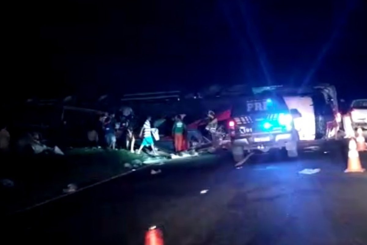 Carreta carregando refrigerante tomba e interdita parte da BR-324