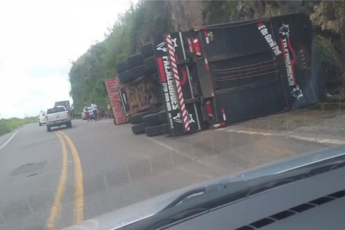 Carreta carregada de bovinos tomba e animais são 'lançados' para fora do veículo 