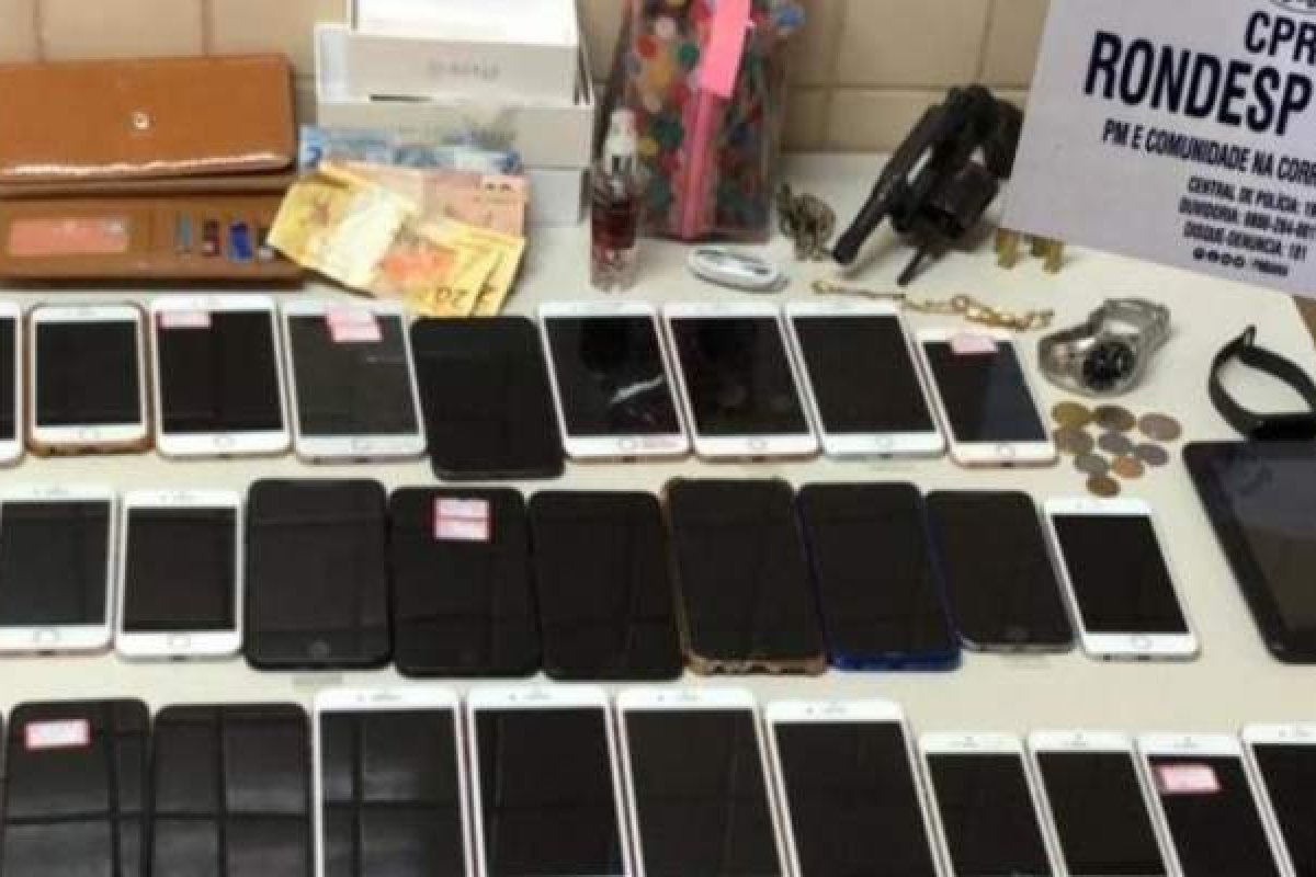 Dupla suspeita de assaltar loja de celulares, é presa com 42 aparelhos
