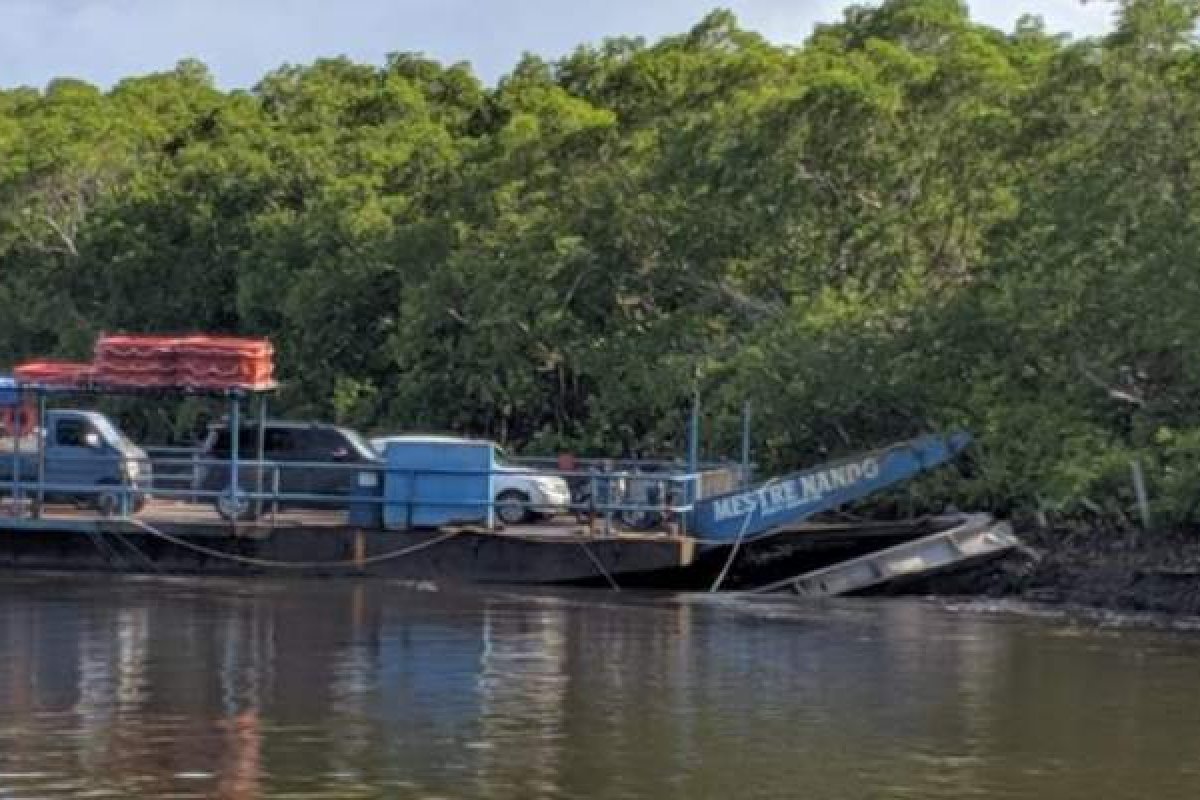 Cabos de energia caem sobre balsa durante travessia no sul da Bahia